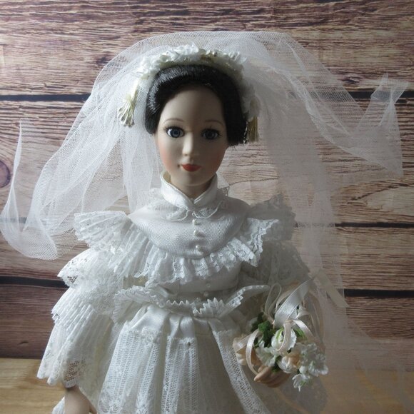 Royalton Collection Brunette Bride 16" Porcelain Doll 1998 Inc Stand - Picture 4 of 9